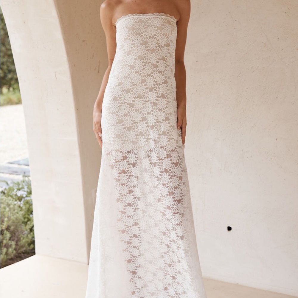 Runaway the label Kinera maxi dress- white. Size medium. Perfect condition.